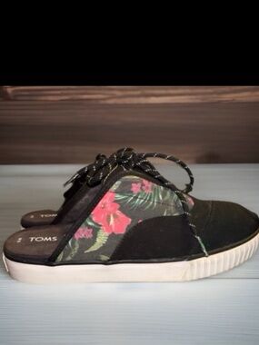 TOMS Cordones Indio mules featuring a black floral patterned, Women’s 10